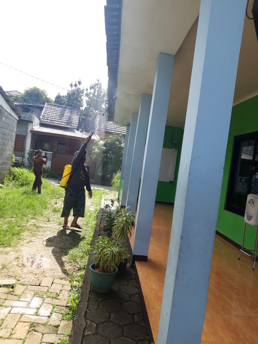 Penyemprotan cairan disinfektan di salah satu tempat ibadah guna mencegah penyebaran covid-19.