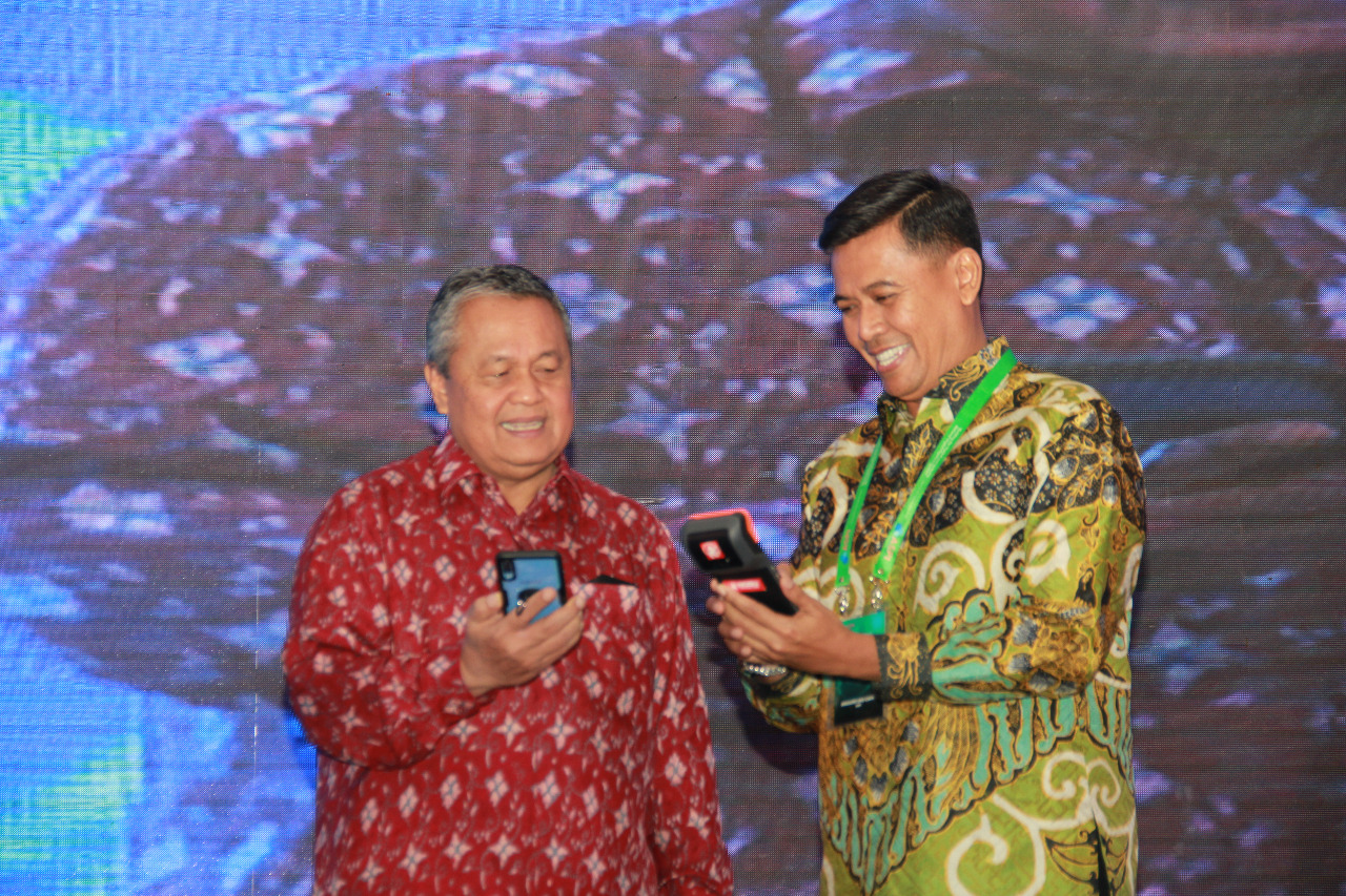 Gubernur Bank Indonesia Perry Warjiyo (kiri) dan Wakil Direktur Utama BNI Anggoro Eko Cahyo (kanan).