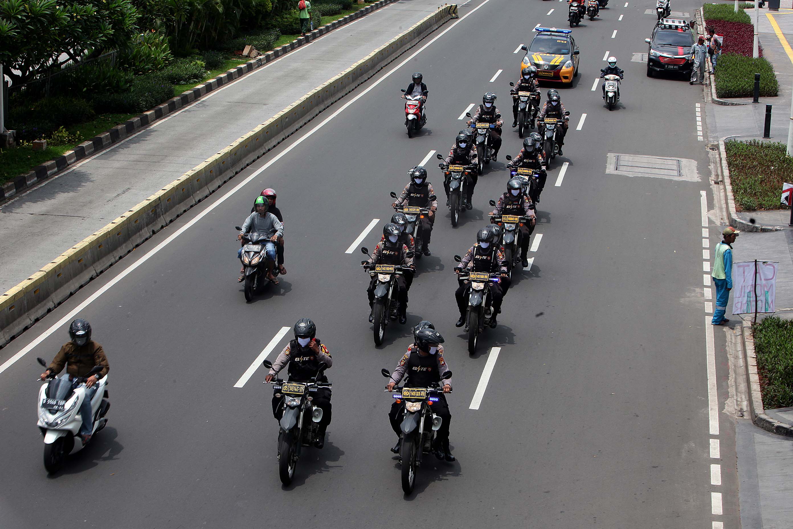 Tim elite Tombak Polda Metro Jaya melakukan patroli social distancing