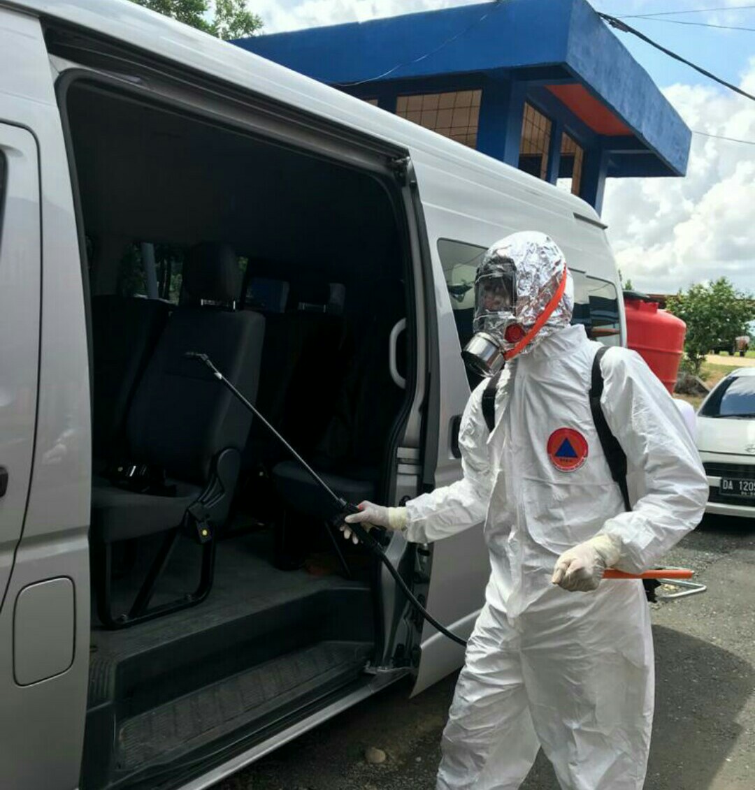 Petugas menyemprotkan disinfektan di kendaraan umum di Kalimantan Selatan untuk mencegah penyebaran korona.