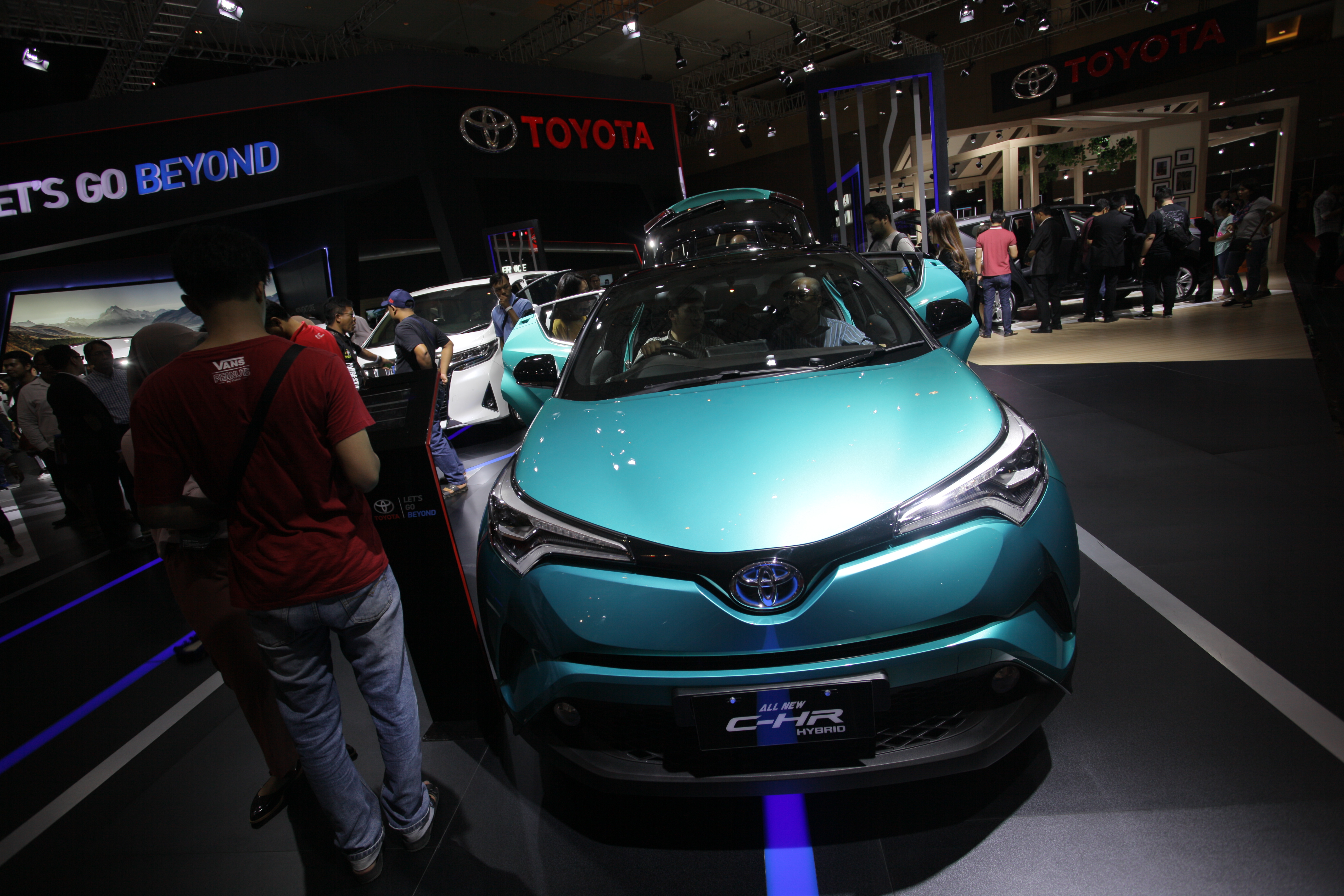  Pengunjung melihat mobil Toyota C-HR C-HR versi hybri yang dipamerkan di Indonesia International Motor Show (IIMS 2019) di JIExpo Kemayoran
