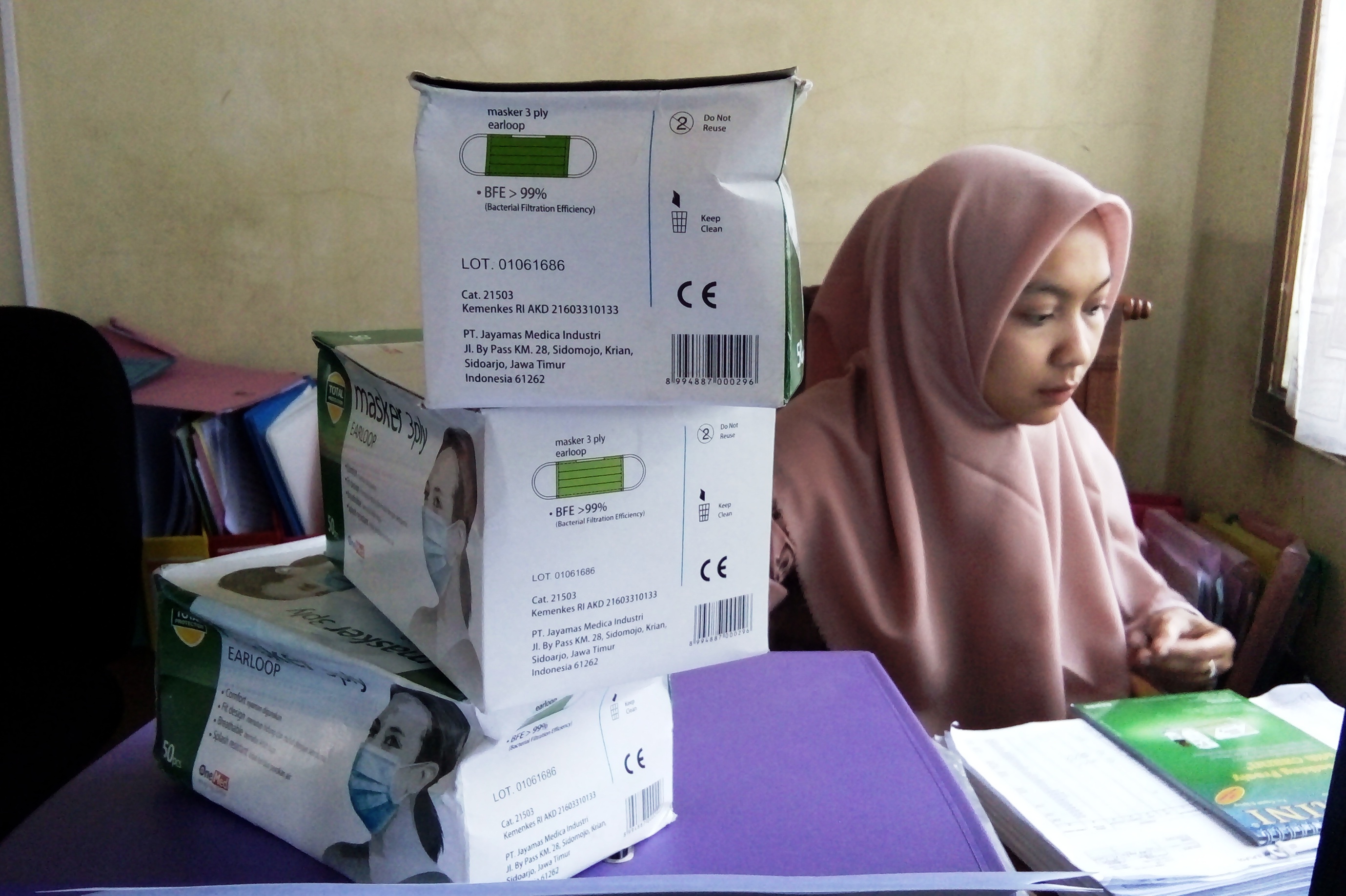 Apotek-apotek di Kota Tasikmalaya kehabisan masker, hanya tersisa kotak-kotak kosong.