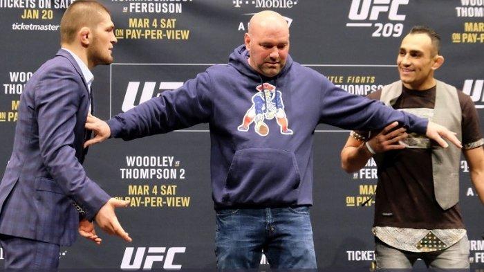  Khabib Nurmagomedov (kiri) dan Tony Ferguson (kanan) dilerai Dana White saat jumpa pers. 