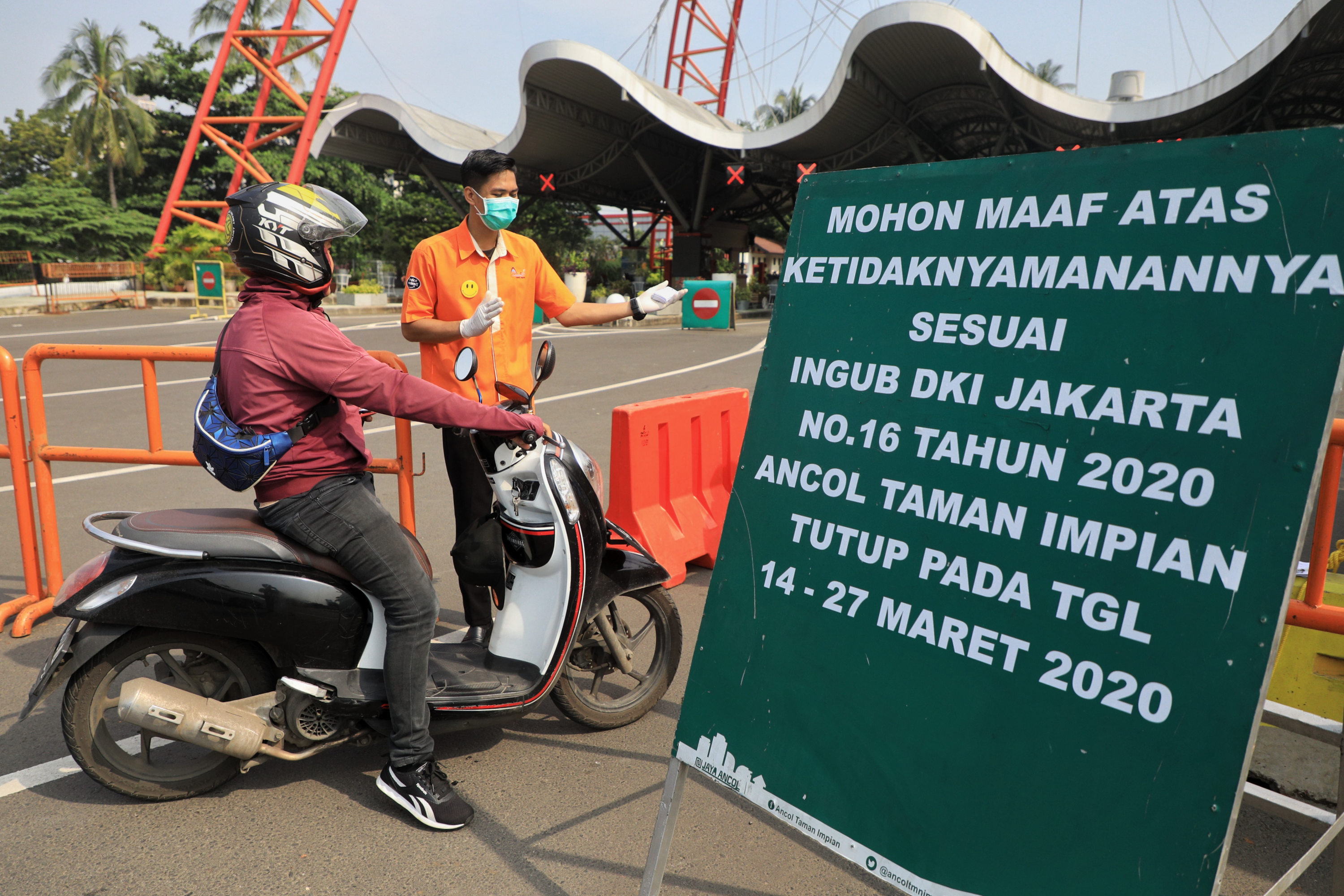 Penutupan tempat wisata di DKI Jakarta unuk mencegah penyebaran covid--19