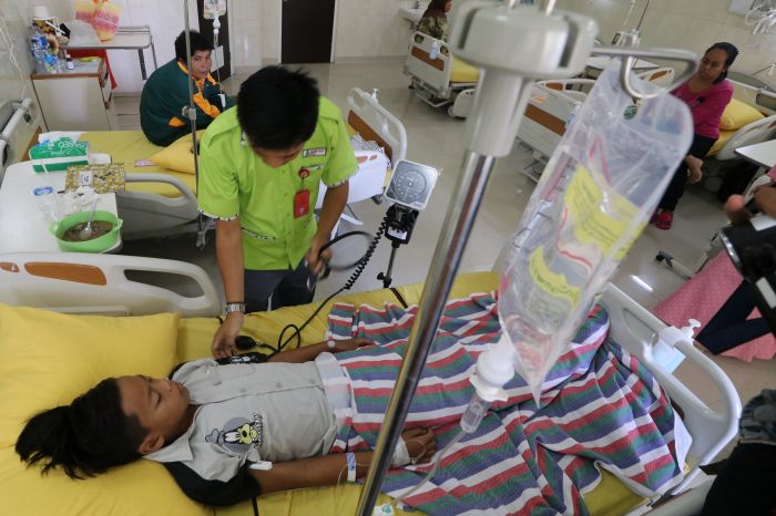 Petugas memberikan penanganan medis kepada pasien penderita Demam Berdarah Dengue (DBD)