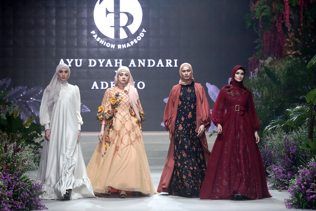 Koleksi Signature Series oleh Ayu Dyah Andari di Fahsion Rhapsody, Sabtu (29/2).