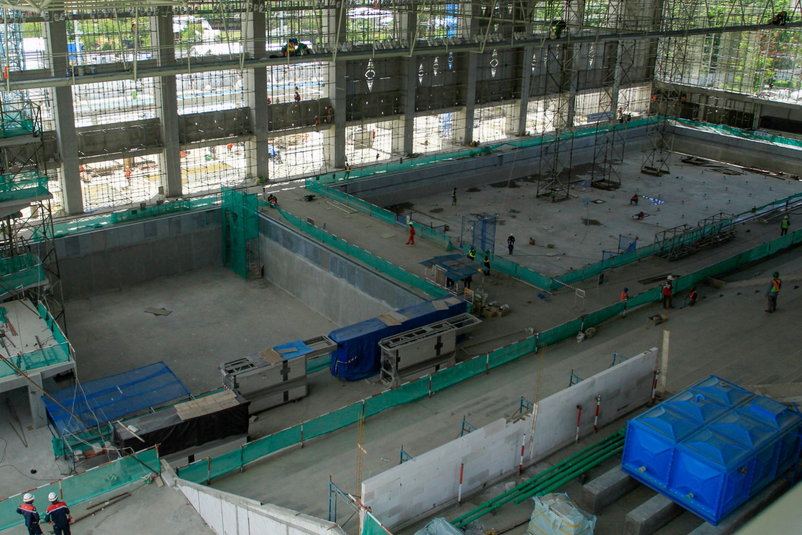 Pekerja mengerjakan pembangunan venue akuatik PON 2020 di Kampung Harapan, Sentani, Jayapura, Papua