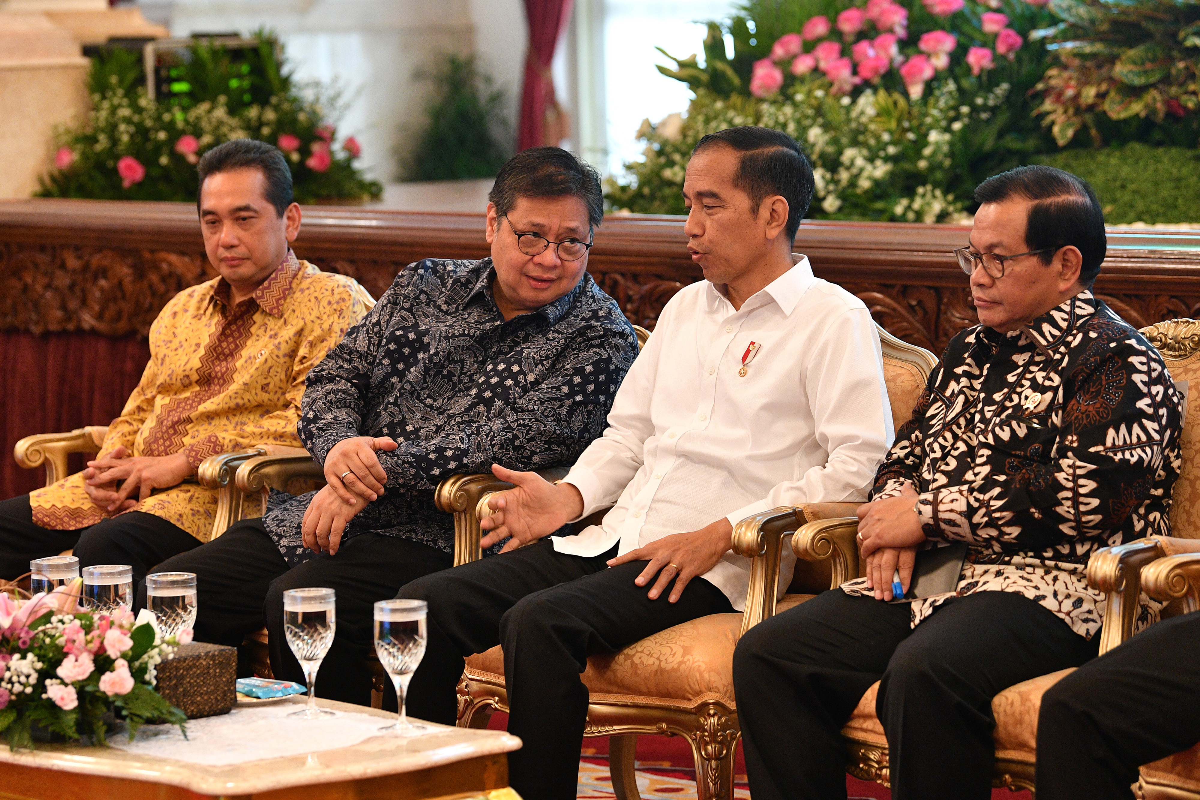 Presiden Joko Widodo (kedua kanan), Menko Perekonomian Airlangga Hartarto (kedua kiri), Menteri Perdangangan Agus Suparmanto (kiri).