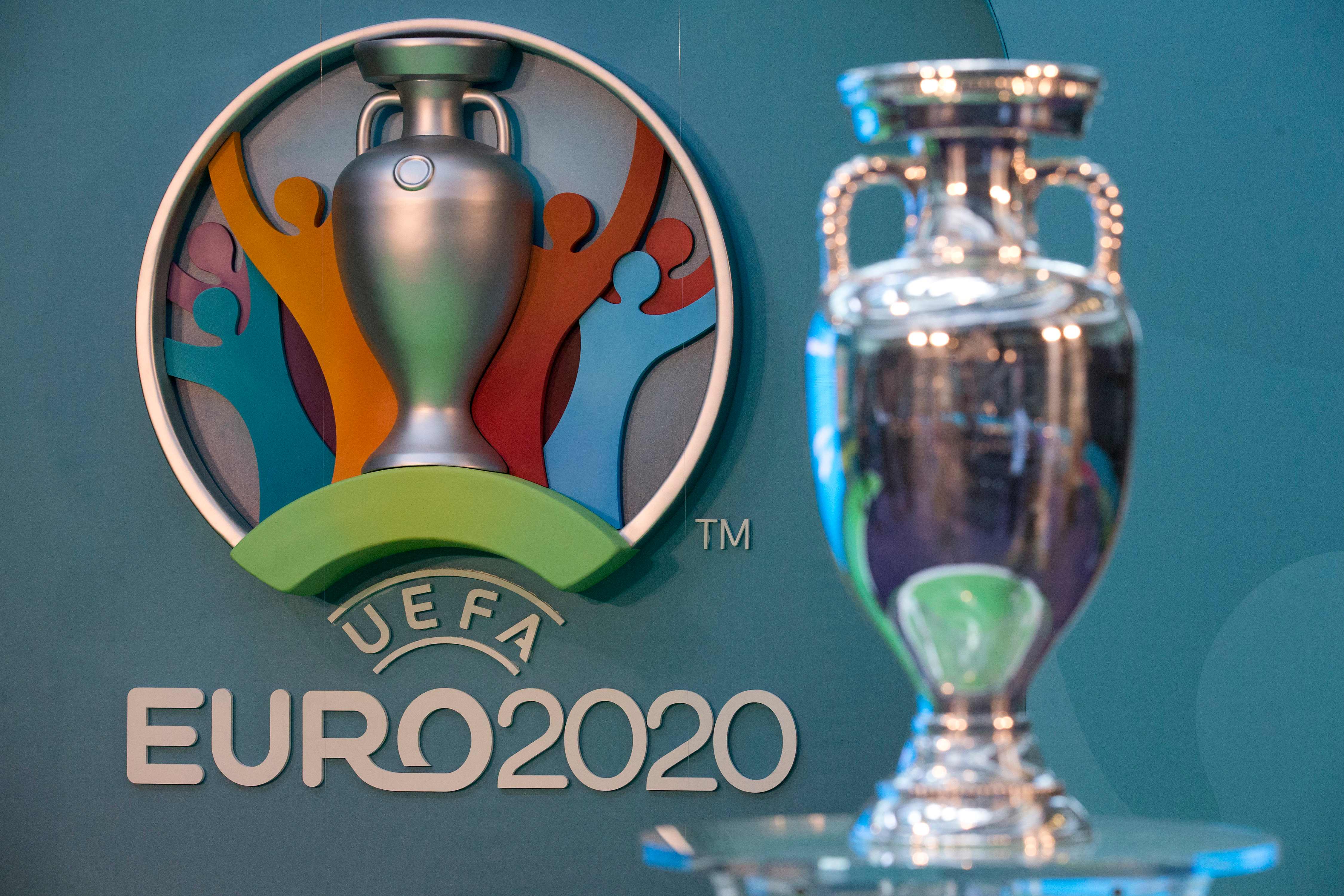 Logo dan trofi Piala Eropa 2020