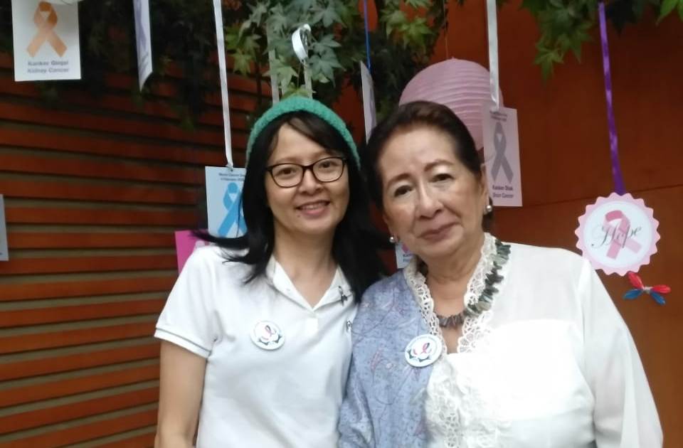 Karlina,75, (kanan) dan Citra,43, dari Siloam Cancer Support Community senantiasa berbagi pengalaman dalam memerangi bahaya kanker.