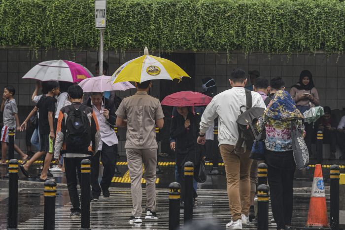 BMKG memprediksi akan terjadi hujan deras disertai petir dan angin kencang pada Kamis-Jumat (26-27/3/2020) di seluruh Indonesia. 