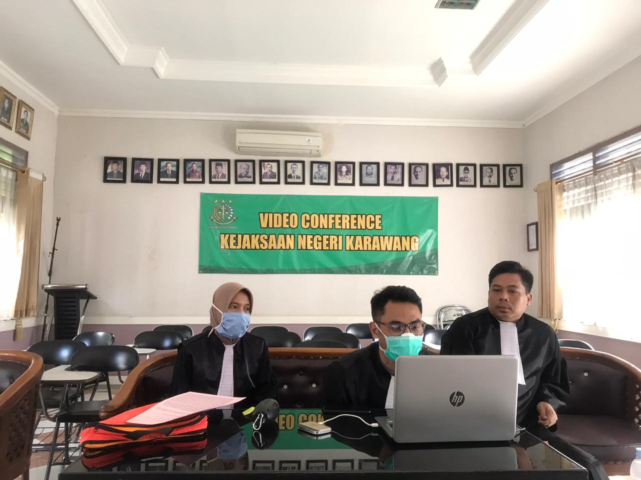 Kejaksaan  Negeri Karawang, Jawa Barat telah menggelar sidang dalam bentuk video conference di tengah pandemi virus korona.