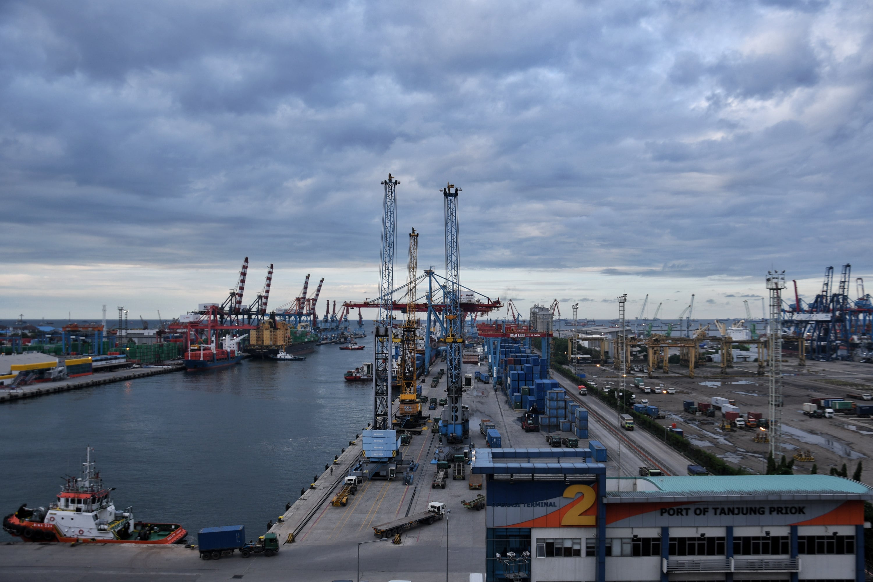 Aktivitas bongkar muat di Pelabuhan Tanjung Priok tidak terlalu ramai, Selasa (18/2/2020).