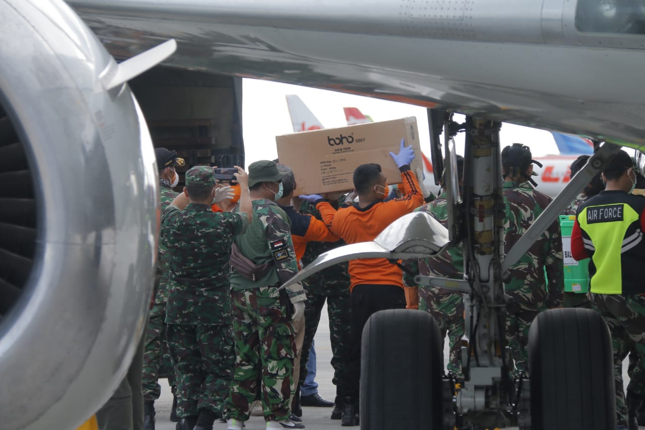 Pemerintah Pusat mendistribusikan APD yang diangkut dengan Pesawat Lion Air di Bandara Ngurah Rai, Bali Selasa (24/3/2020).