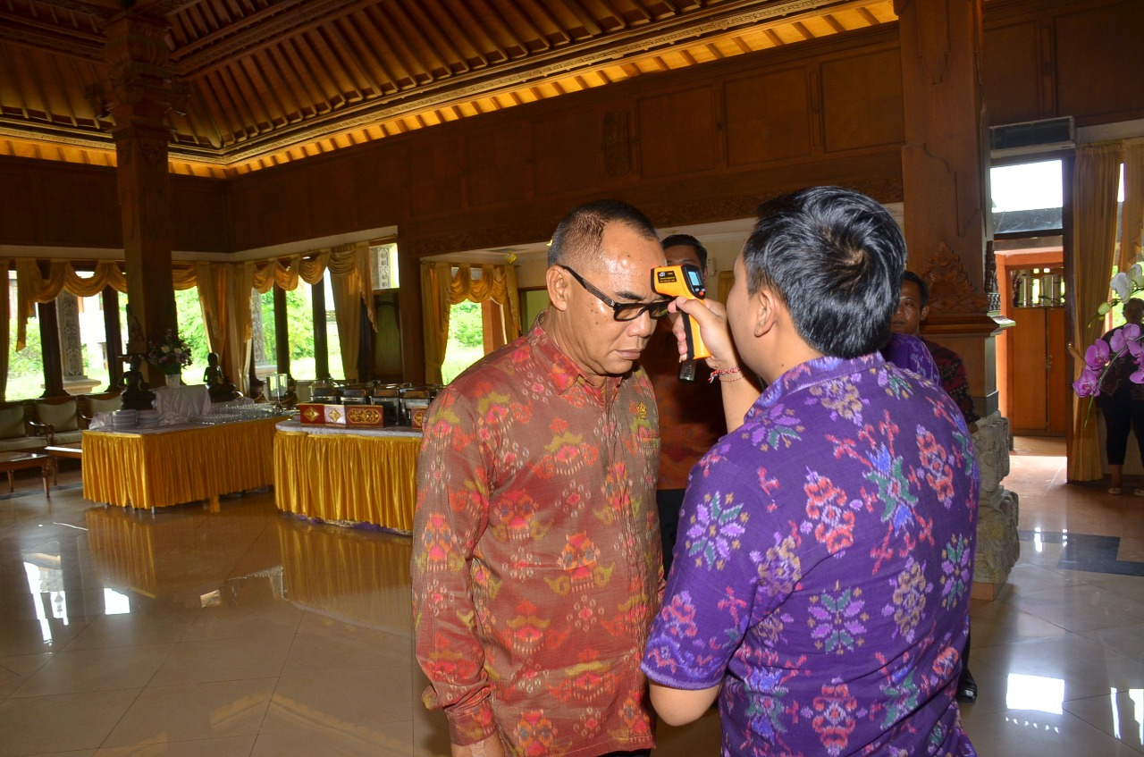 Peserta rapar paripurna dicek suhu tubuhnya sebelum menghadiri Rapat Paripurna