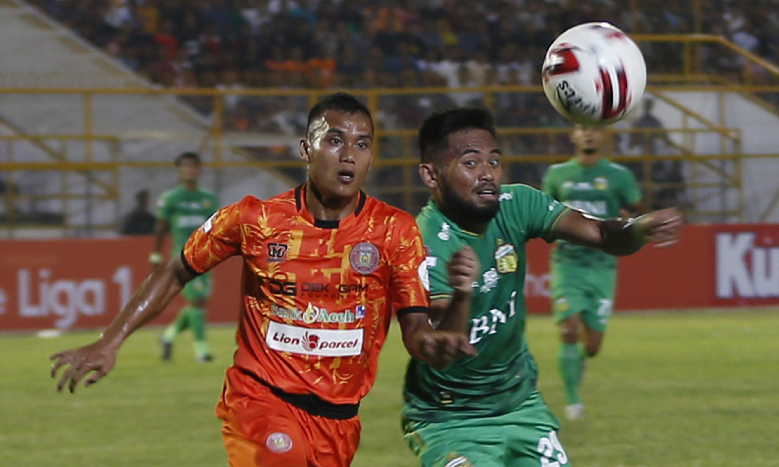 Pemain Bhayangkara Bhayangkara FC Saddil Ramdani (kanan)berebut bola dengan pemain Persiraja Banda Aceh Eriyanto (kiri).