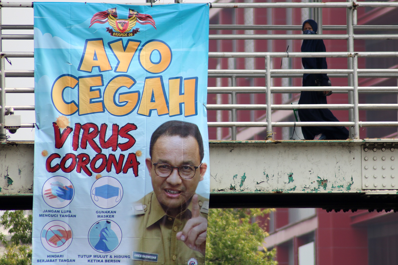 Spanduk sosialisasi Ayo Cegah virus korona di Jakarta. 