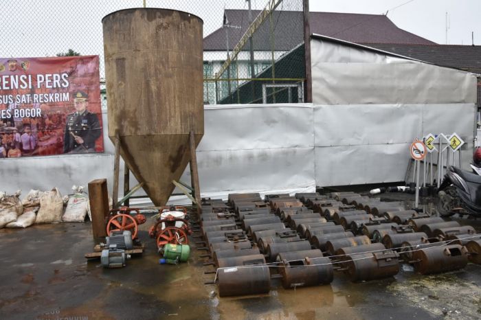 Barang bukti praktik penambangan ilegal di sekitar lokasi bencana Sukajaya, Kabupaten Bogor.