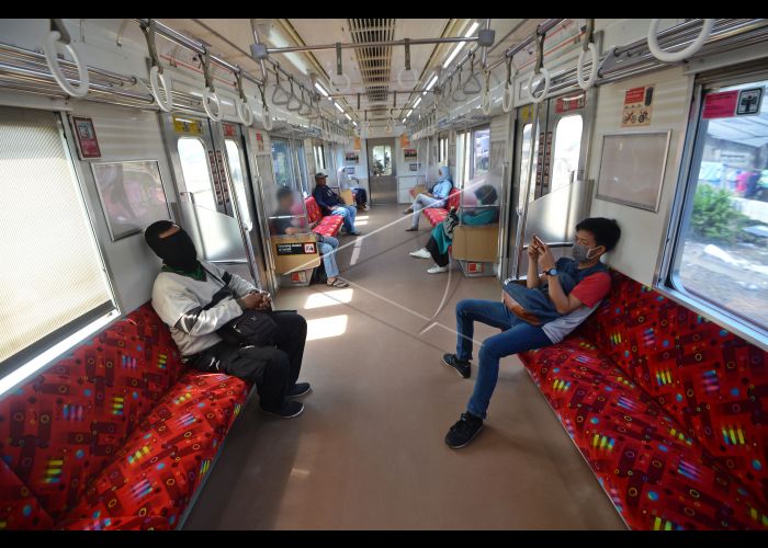 Penerapan Social distancing di KRL Commuterline