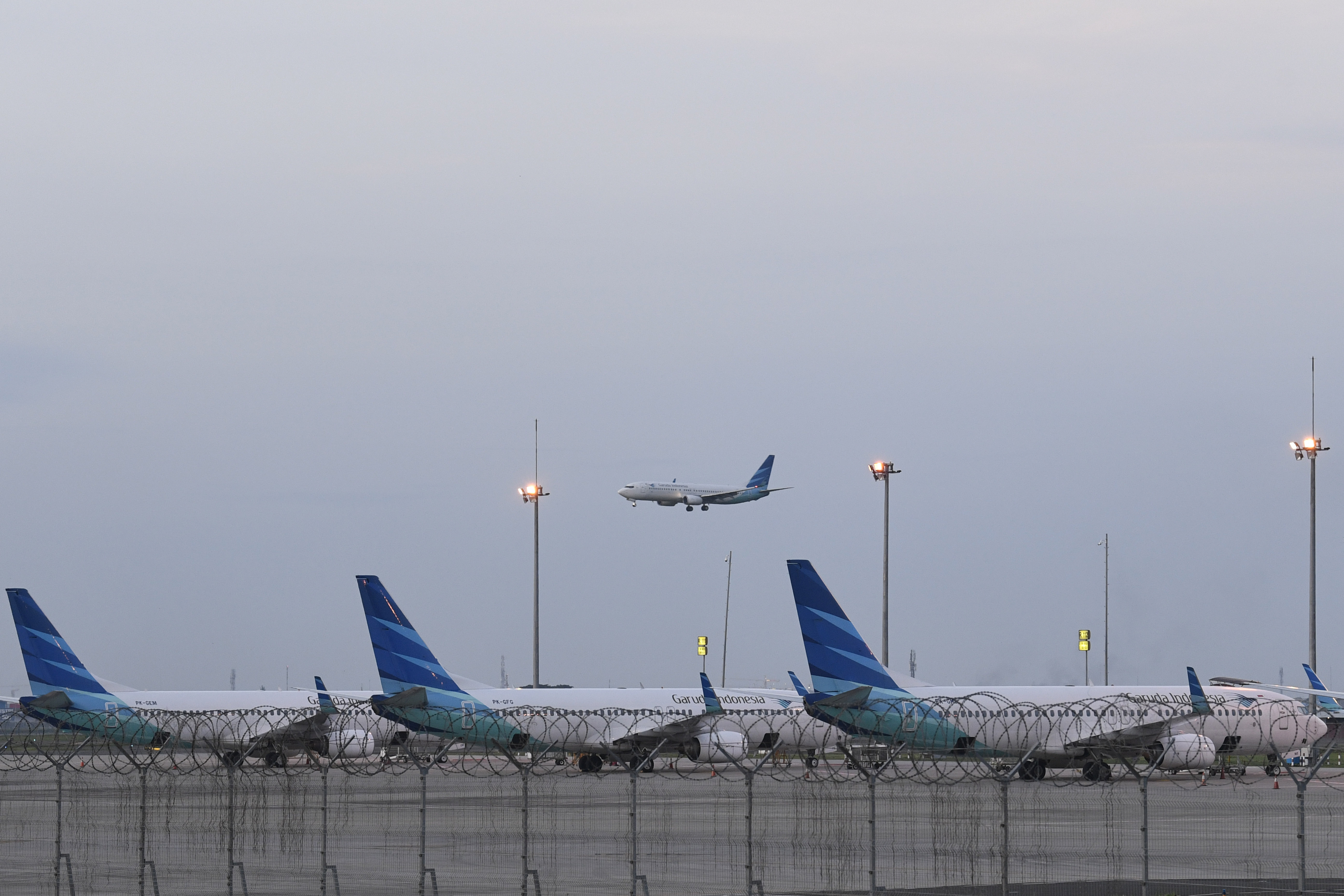 Maskapai Garuda Indonesia bersiap mendarat di Bandara Soekarno-Hatta, Tangerang, Banten, Kamis (23/1/2020). 
