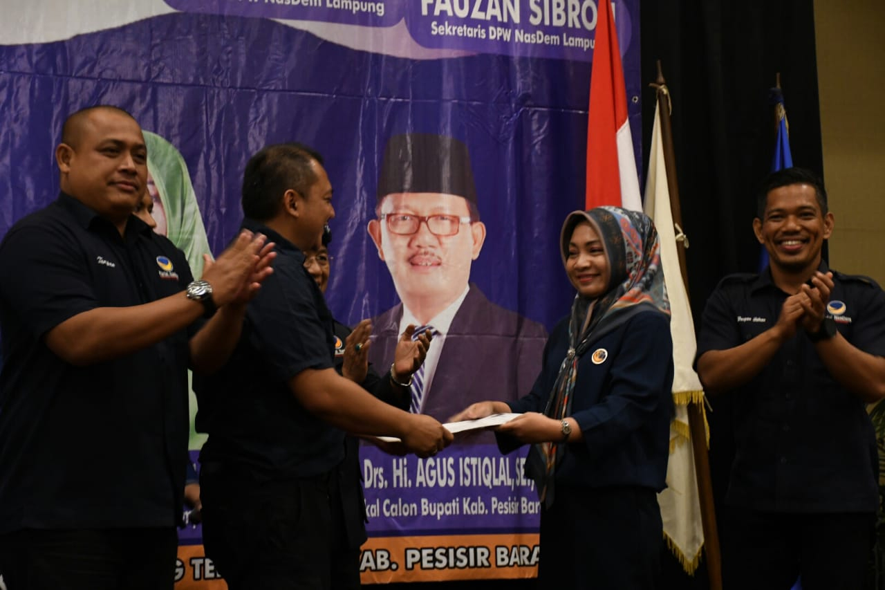 etua DPW NasDem Lampung Taufik Basari didampingi Bendahara Tampan Sujarwadi (paling kiri) dan Sekretaris Fauzan Sibron (paling kanan).