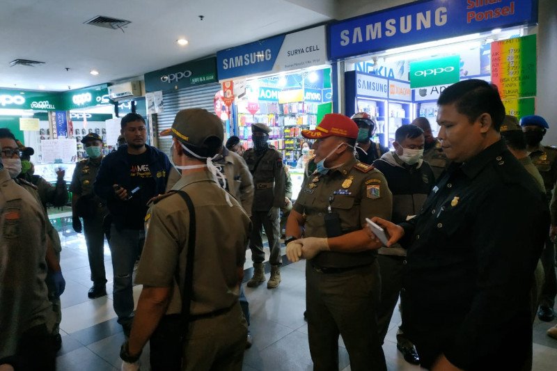 Satpol PP Jakarta Timur saat menutup tempat hiburan yang ada di wilayahnya