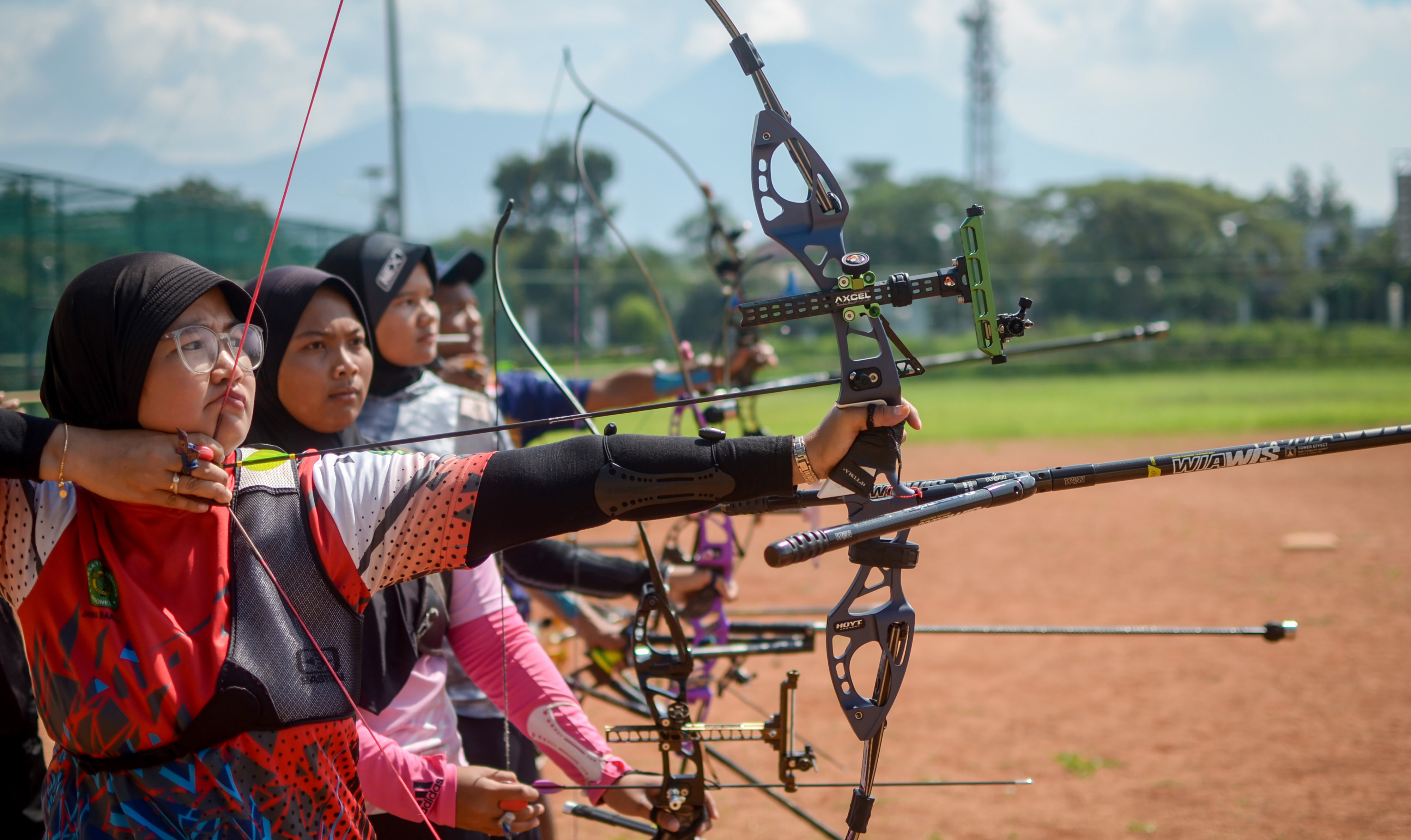 Sejumlah atlet panahan Jawa Barat menjalani sesi latihan di Arcamanik Sport Center, jelang PON XX di Papua.