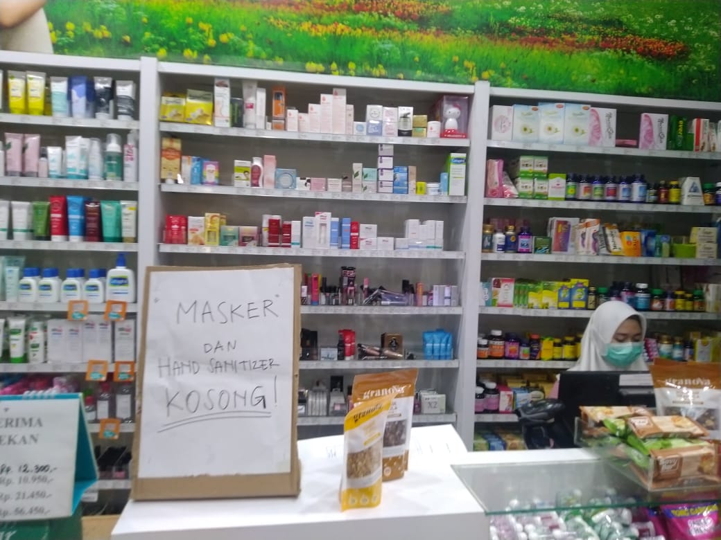 Pengumuiman tentang habisnya masker di toko obat di Palembang