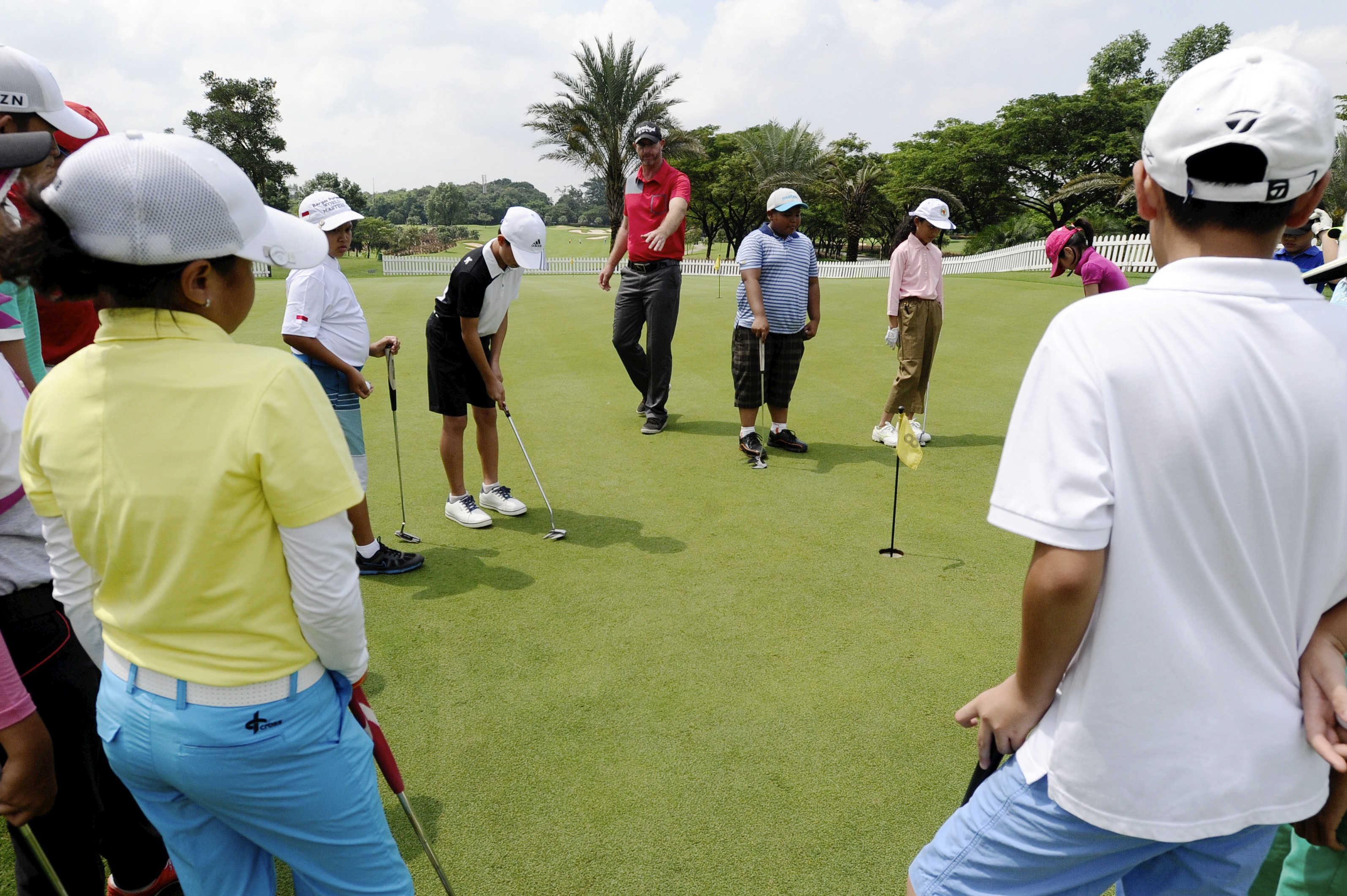  Pegolf Australia Aaron Cole (tengah) memberikan arahan kepada pegolf junior dalam coaching clinic yang digelar Persatuan Golf Indonesia.