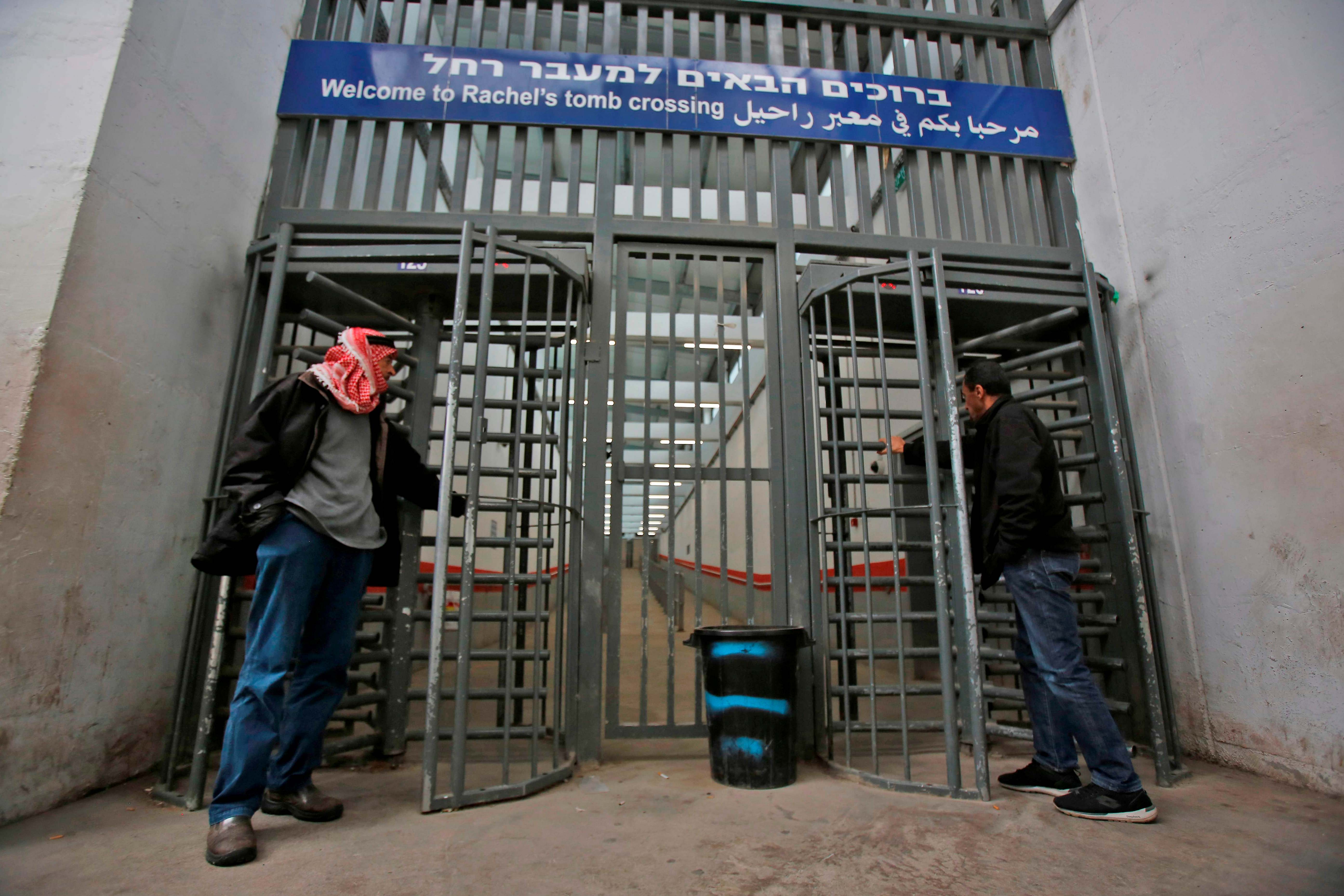 Gerbang yang mengarah ke makam Rahel di Betlehem yang diduduki Israel Tepi Barat ditutup menyusul penguncian di kota itu.