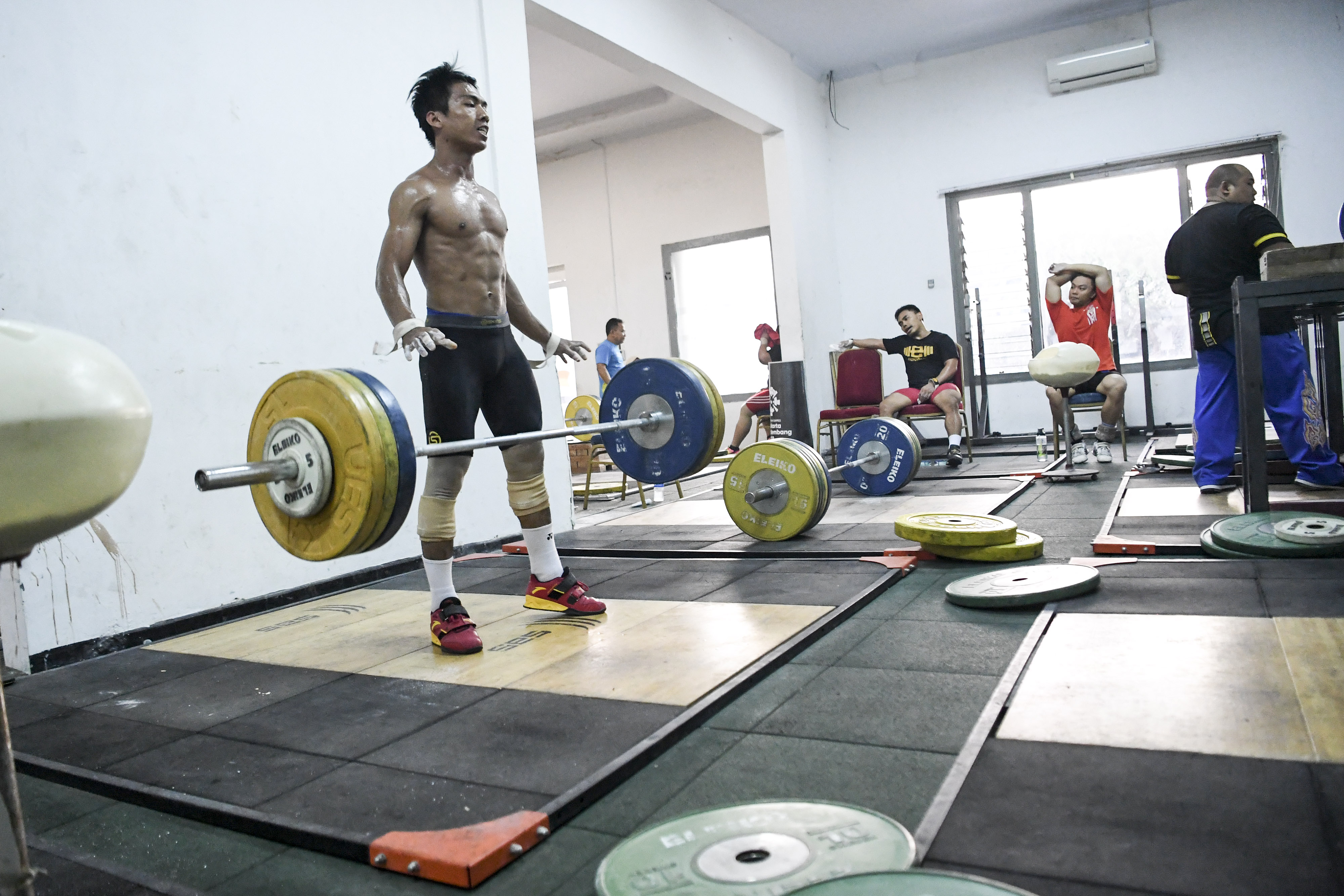  Lifter putra Indonesia Deni (kiri) berlatih saat menjalani pemusatan latihan nasional (Pelatnas) Angkat Besi di Mess Kwini, Jakarta.