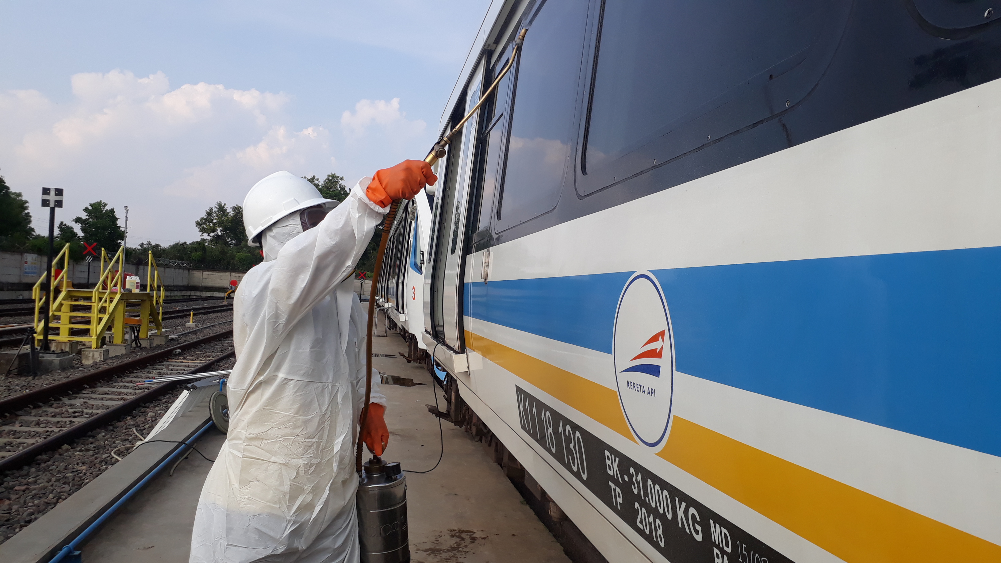 Petugas sedang menyemprotkan cairan disinfektan di gerbong LRT Palembang, Rabu (11/3/2020). 