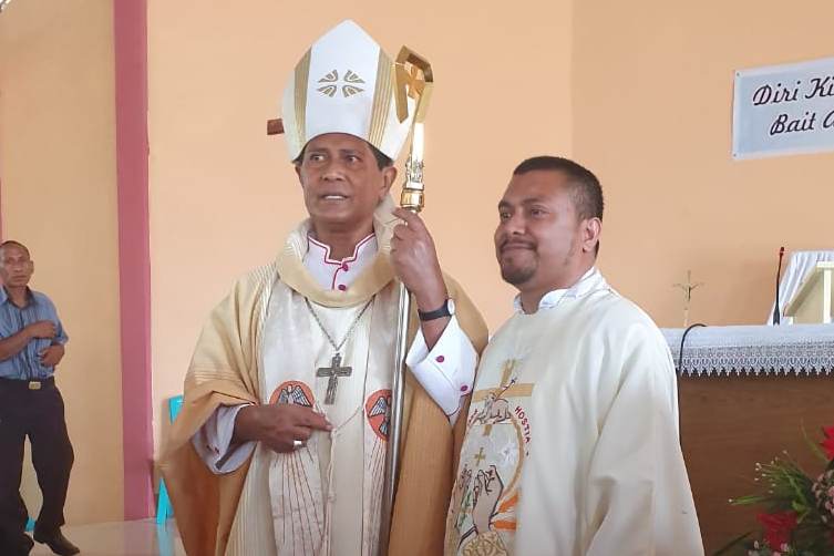 Uskup Agung Ende Mgr Vincentius Sensi Potokota (kiri)