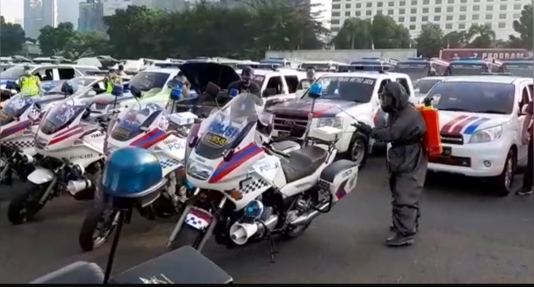 Kendaraan operasional Ditlantas disemprot menggunakan disinfektan untuk menghindari penularan virus korona.