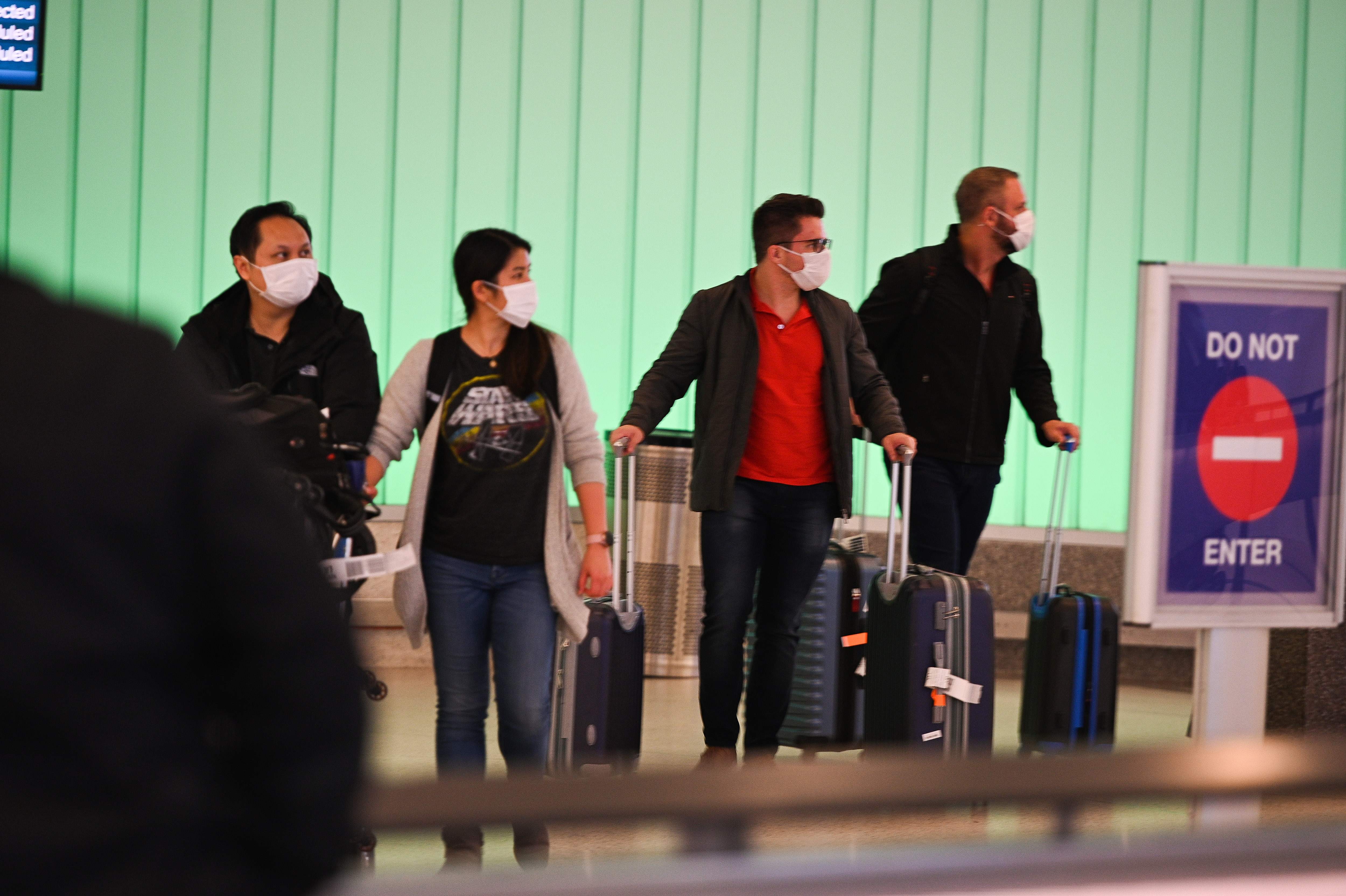 Penumpang tiba di Bandara Internasional Los Angeles beberapa jam sebelum pemerintah keluarkan larangan terbang ke Eropa, Jumat (13/2/2020).