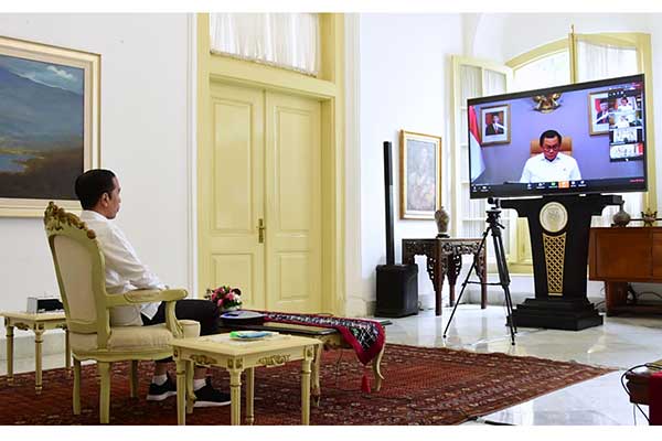 Presiden Joko Widodo konferensi video (videoconference) dengan Sekretaris Kabinet Pramono Anung di Istana Bogor, Jawa Barat, kemarin.