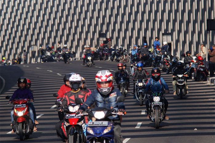 Pemudik motor.