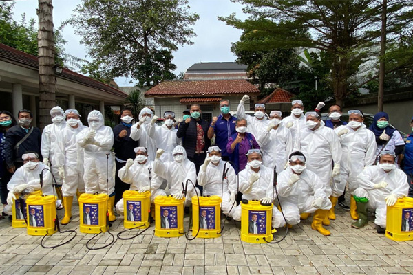 NasDem membantu pencegahan penyebaran Covid-19 dengan melakukan penyemprotan disinfektan di enam wilayah Jakarta.