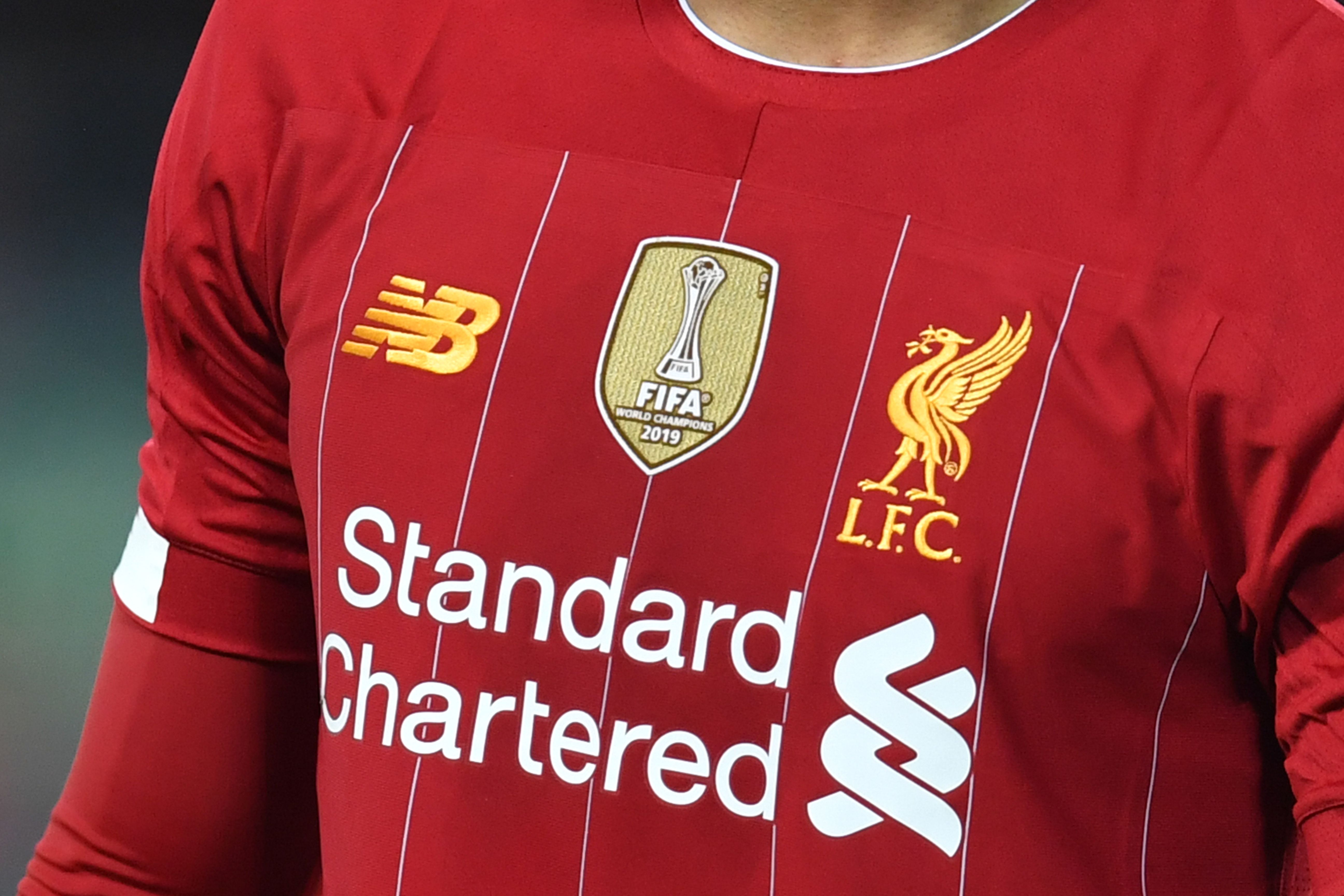 Liverpool menampilkan badge juara Piala Dunia Antarklub di dada.