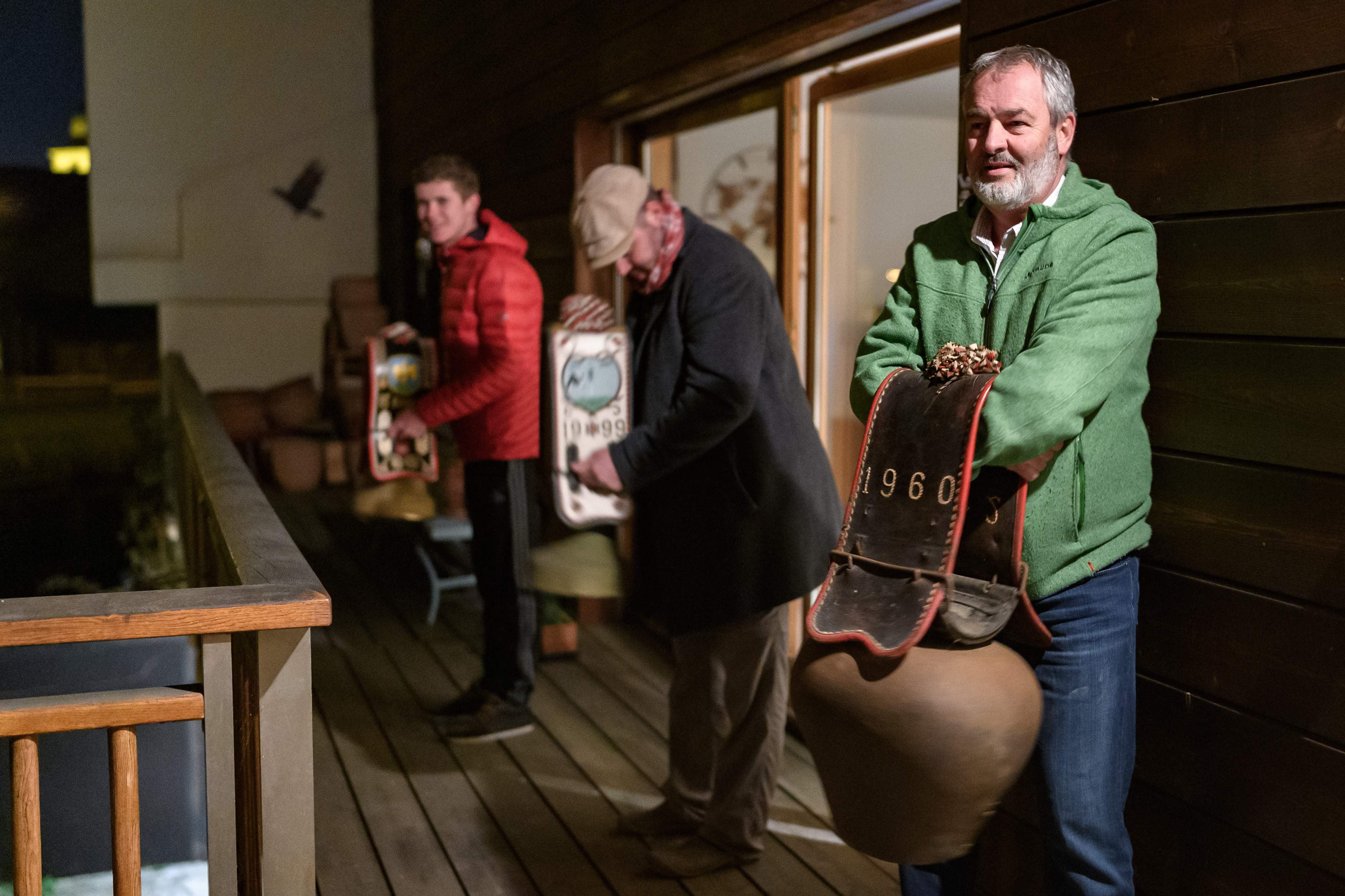Warga Vuippens, Swiss membunyikan lonceng sapi sebagai bentuk dukungan untuk para pekerja medis yang berperang melawan virus korona.