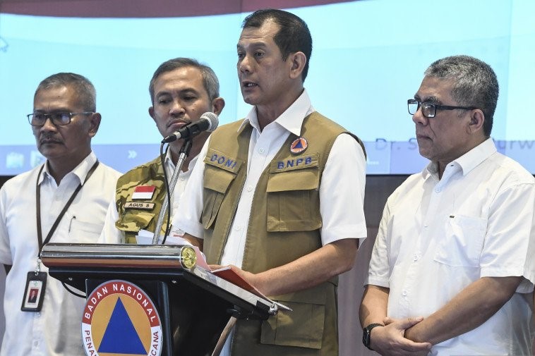 Ketua Gugus Tugas Percepatan Penanganan COVID-19 Doni Monardo (tengah)