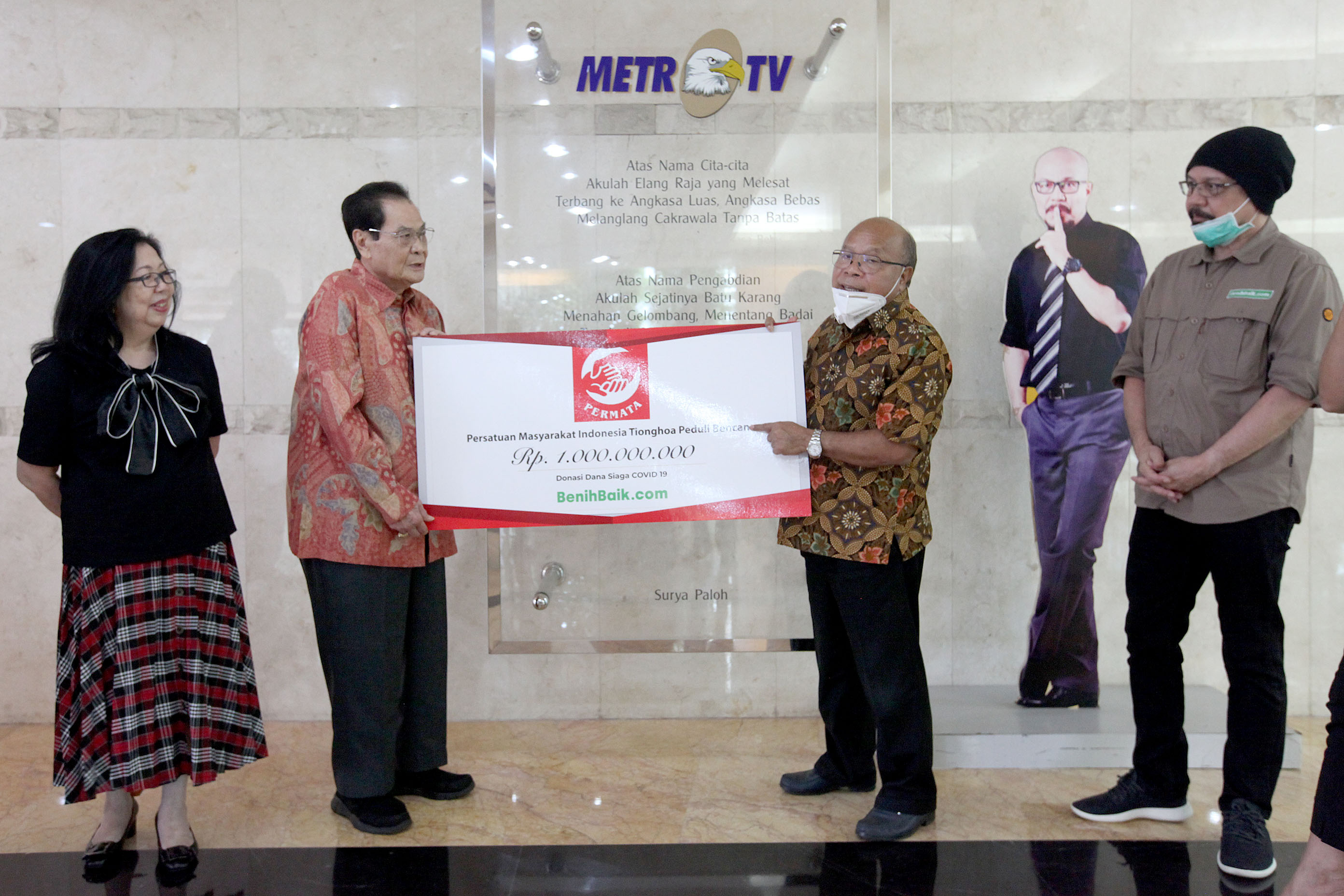 Wakil Ketua Permata, Andaka Narjadin (kedua kiri) menyerahkan bantuan yang diterima oleh Presiden Direktur Metro TV Don Bosco Selamun.