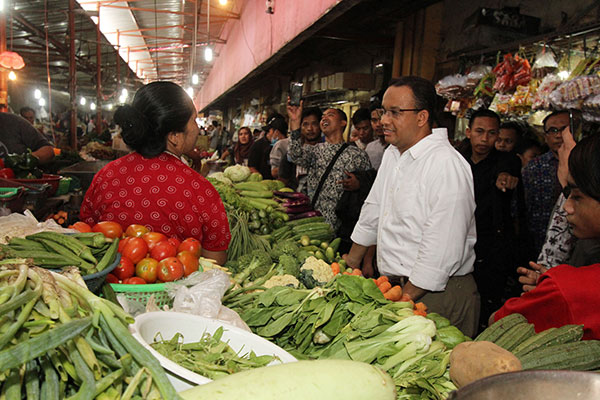 Gubernur DKI Jakarta Anies Baswedan saat meninjau pasar tradisional.