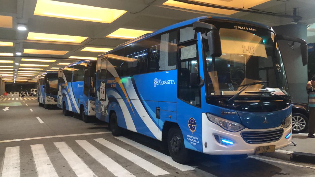 Sejumlah bus dari Disnaker Bali siap membawa para pekerja migran yang pulang ke Bali untuk proses isolasi