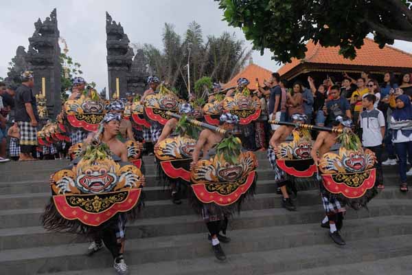  Seniman menampilkan kesenian Okokan Kolosal pada pembukaan Tanah Lot Art and Food Festival #3 di Tabanan, Bali, Jumat (13/3)