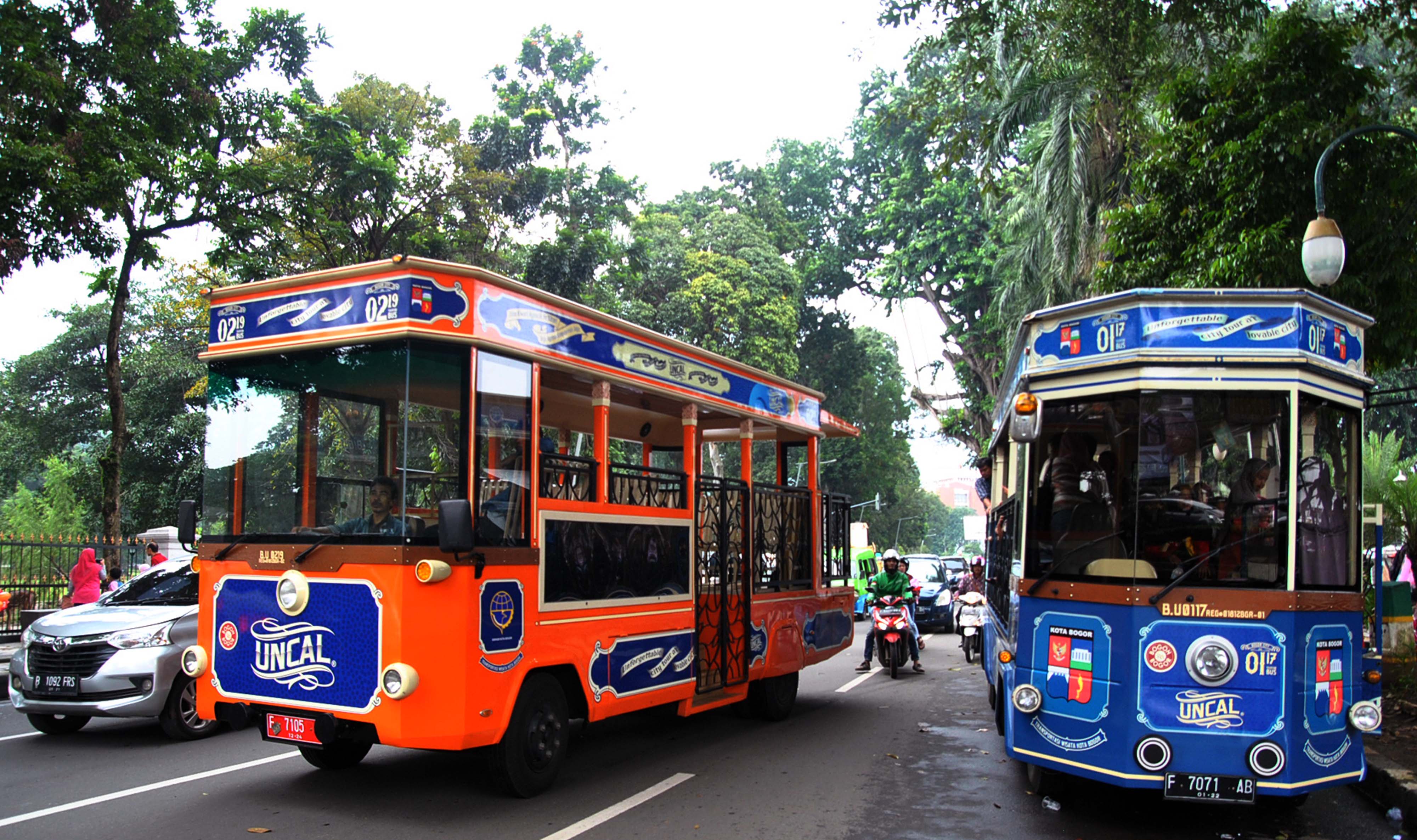 Bus wisata Uncal melayani warga di Jalan Juanda, Kota Bogor, Jawa Barat