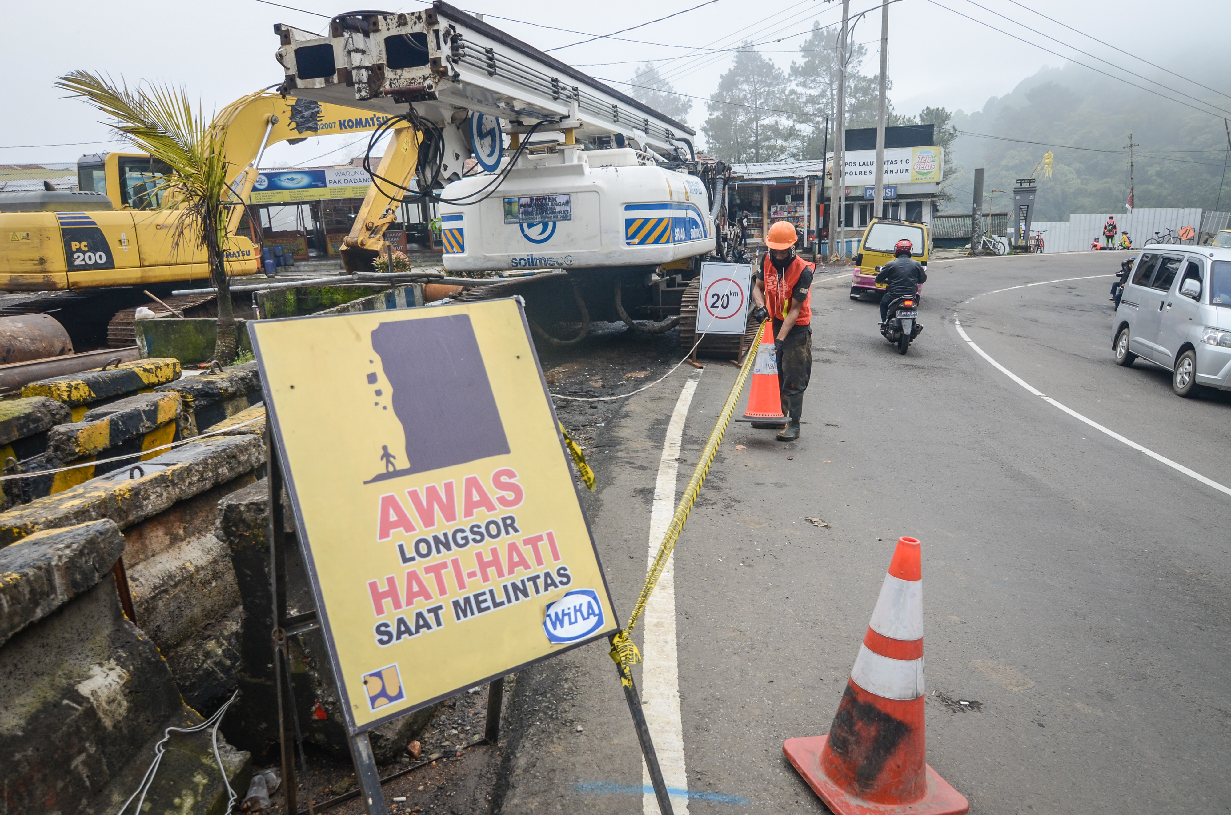 Kabupaten Cianjur rawan longsor dan banjir.  Akibat hujan terjadi longsor di ruas jalan utama menuju Cianjur Selatan.