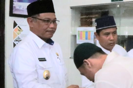 Pelaksana Tugas Wali Kota Medan Akhyar Nasution (kiri).