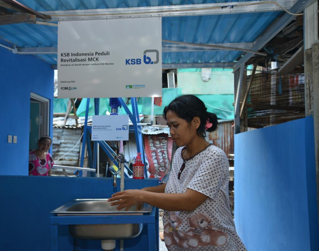 Warga Karet Tengsin, Tanah Abang, menggunakan sarana MCK yang telah direvitalisasi. 