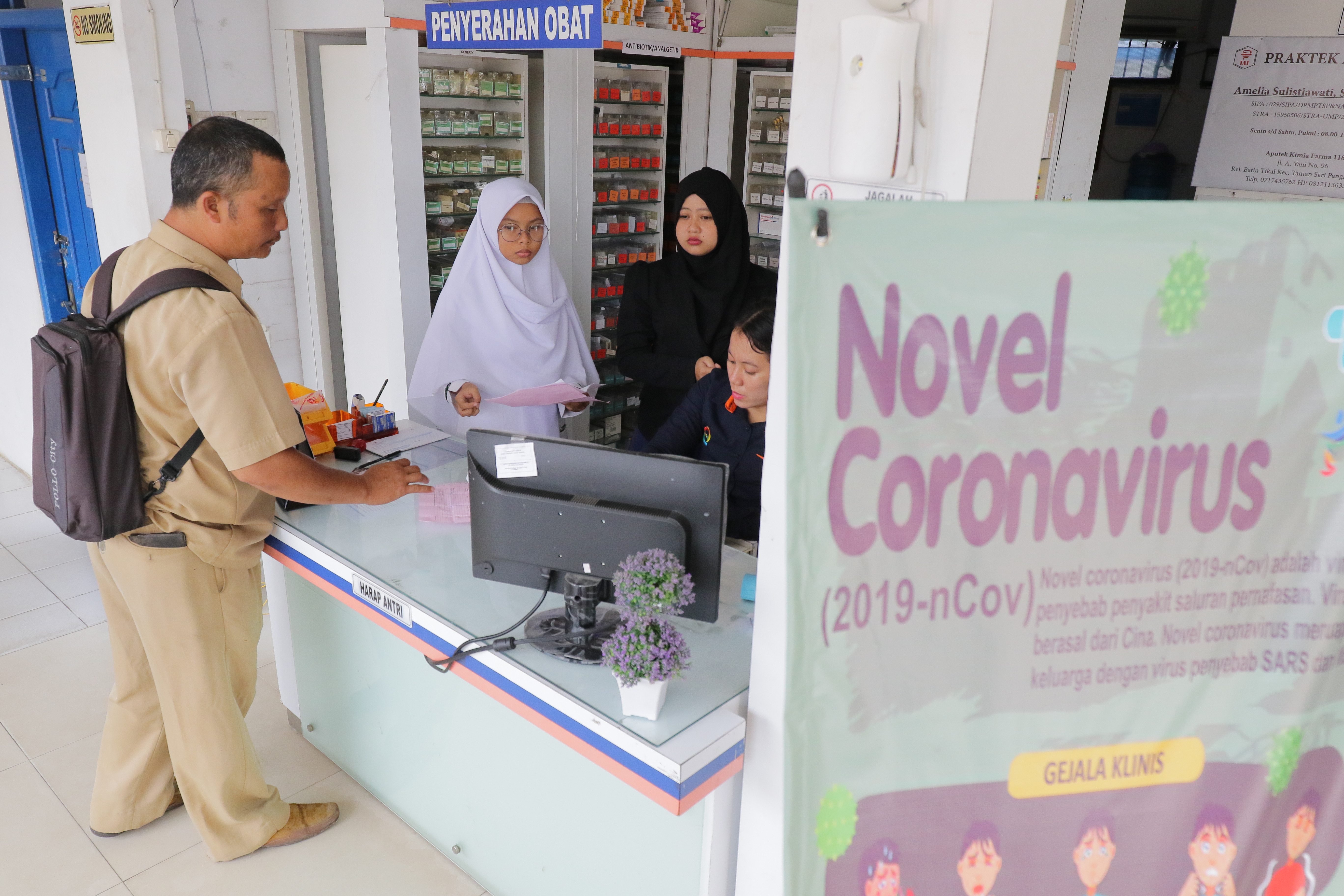 Karyawan melayani warga yang ingin membeli masker di apotek Kimia Farma, Kota Pangkalpinang, Kepulauan Bangka Belitung.